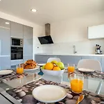Spacious 2 Bedroom With Sea View By Lisbeyond * Lagos