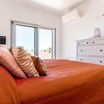Spacious 2 Bedroom With Sea View By Lisbeyond * Lagos