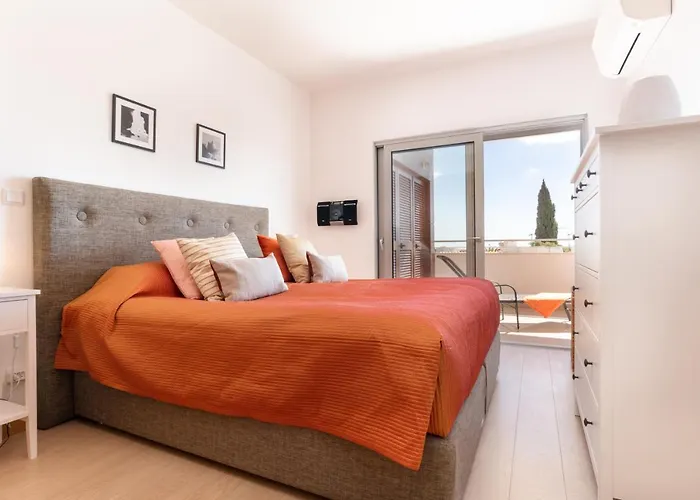 Spacious 2 Bedroom With Sea View By Lisbeyond *