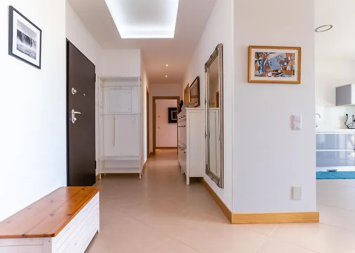 Spacious 2 Bedroom With Sea View By Lisbeyond * ラゴス