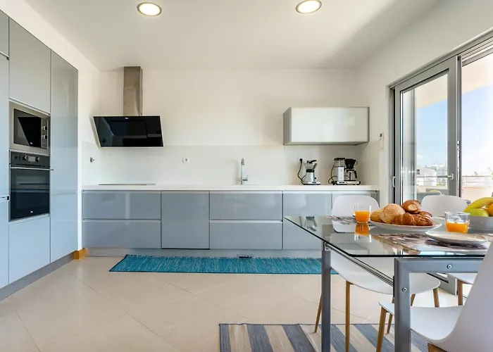 Spacious 2 Bedroom With Sea View By Lisbeyond