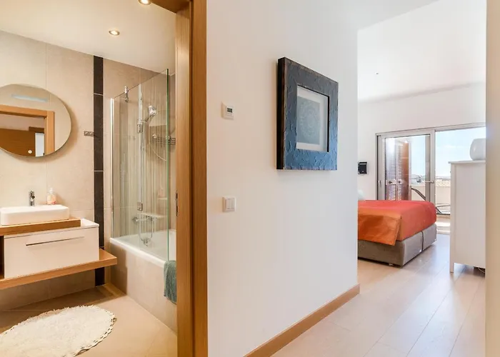 Spacious 2 Bedroom With Sea View By Lisbeyond *