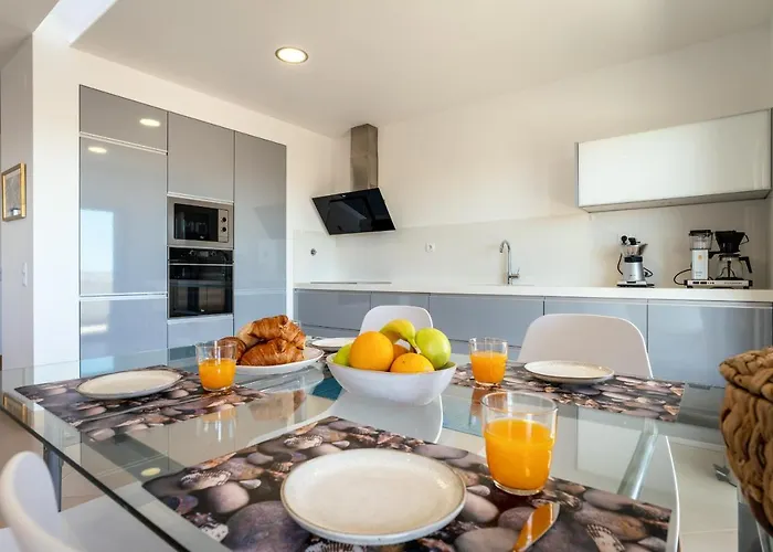 Spacious 2 Bedroom With Sea View By Lisbeyond * ラゴス