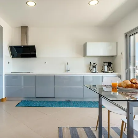 Spacious 2 Bedroom With Sea View