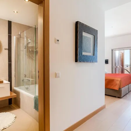 Spacious 2 Bedroom With Sea View By Lisbeyond *