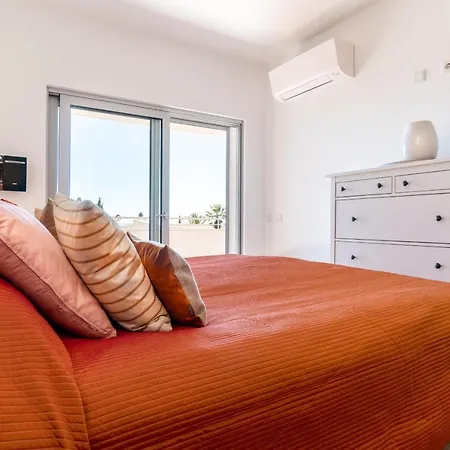 Spacious 2 Bedroom With Sea View By Lisbeyond * Lagos